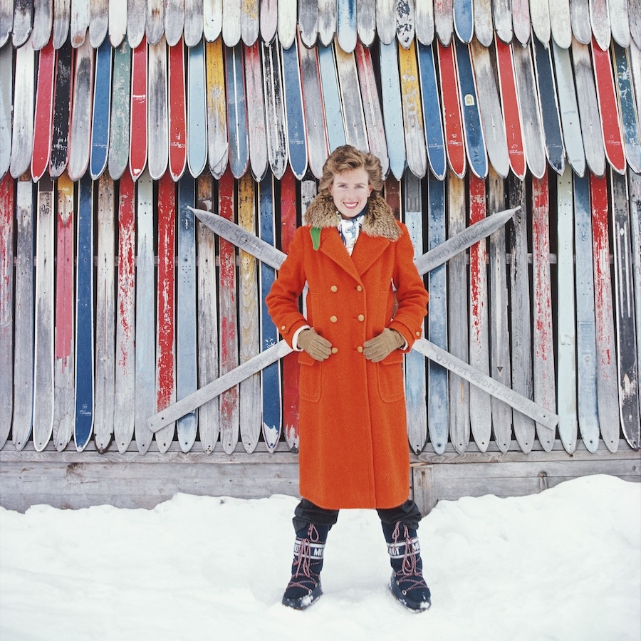 Princess Lucy Ruspoli stands in front of a colourful wall of old skis in Lech Zürs am Arlberg, Austria, February 1979. (Photo by Slim Aarons/Hulton Archive/Getty Images)