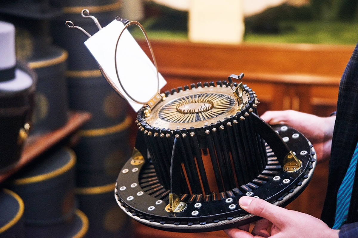 The famous conformateur measures the shape of your head, so that the top hat can be fitted correctly